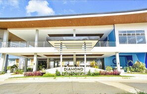 Un edificio moderno con un letrero que dice "DIAMOND CLUBHOUSE".
