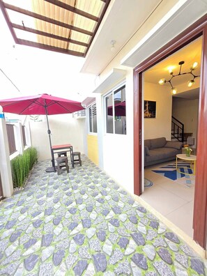 Outdoor dining - New Cozy 4BR near Davao Airport BeSTAYcation for Family/Group upto 14 (Davao City)