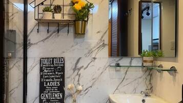 Dusche, Bidet, Handtücher, Seife