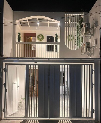 Charming 2-bedroom with AC, 2 Toilet & Bath and WiFi in peaceful Naga