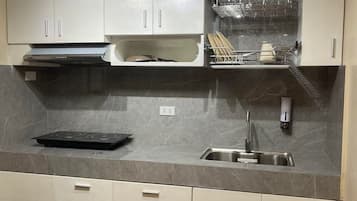 Fridge, stovetop, electric kettle, cookware/dishes/utensils