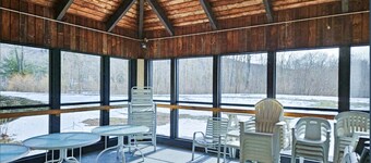 Mountainside condo: walk to ski lifts, downtown, pool, arcade, gym