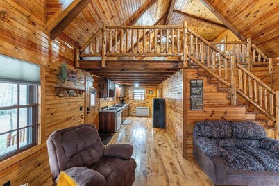 Kentucky Cabin Getaway w/ Loft Sleeping