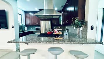 Kjøleskap, mikrobølgeovn, ovn og kokeplater