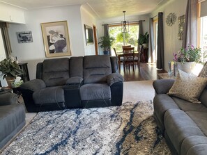 TV connectée, cheminée, lecteur de DVD