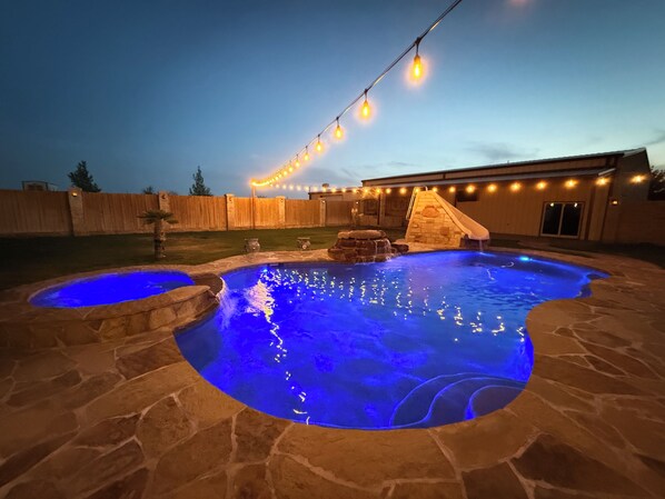 Outdoor pool - Charming 4-bedroom house + pool + with AC and WiFi in lovely Midland, TX. (Midland)