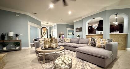 Charming 4-bedroom house + pool + with AC and WiFi in lovely Midland, TX.