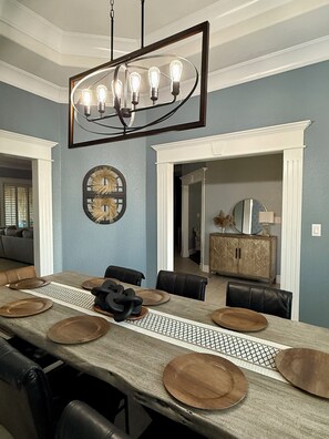 Dining - Charming 4-bedroom house + pool + with AC and WiFi in lovely Midland, TX. (Midland)