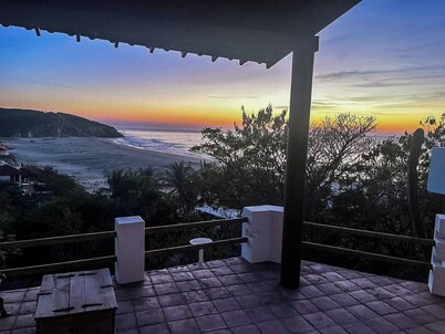 Casa en Playa Mojon, vista al mar, surf y alberca.