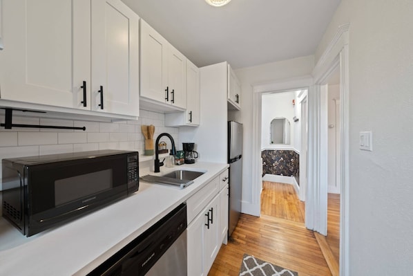 Microwave, oven, dishwasher, coffee/tea maker