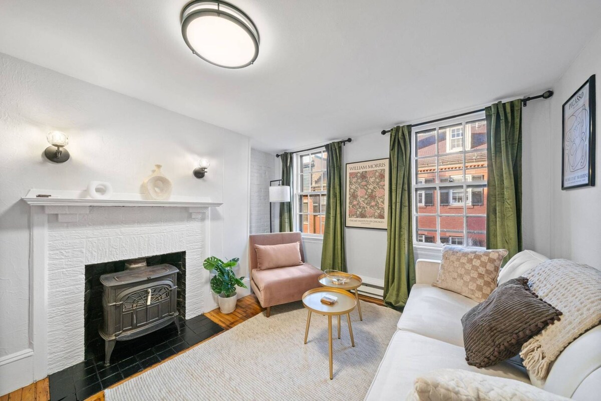 Beacon Hill Escape: Balcony, Fast WiFi, Steps to Cafes, Boston Commons, MGH & Historic Attractions!