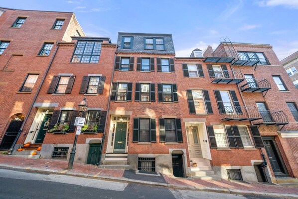 Exterior - Historic Beacon Hill Charm: Modern Apt w/ Patio, High-Speed WiFi, Steps to Cafes and Boston Commons! (Boston)