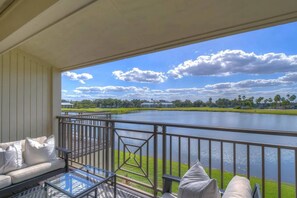 Property grounds - Beautiful Waterfront Condo w/ Balcony, Sunsets & Modern Amenities in Wesley Chapel! (Wesley Chapel)