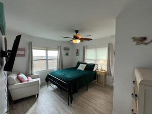 3 bedrooms, iron/ironing board, WiFi, bed sheets - Pelican Place--lit dock, crab cages, W/D, 5 TVs, gameroom, fully stocked kitchen (Palacios)