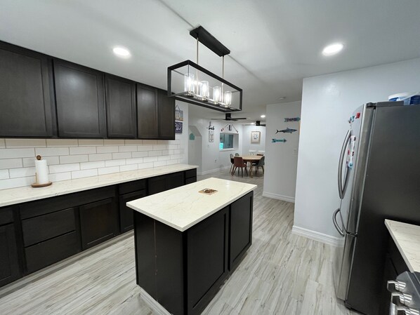 Réfrigérateur, micro-ondes, four, plaque de cuisson