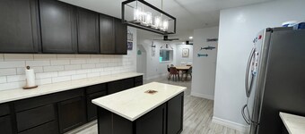 Pelican Place--lit dock, crab cages, W/D, 5 TVs, gameroom, fully stocked kitchen