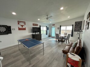 Smart TV - Pelican Place--lit dock, crab cages, W/D, 5 TVs, gameroom, fully stocked kitchen (Palacios)