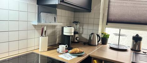 Microondas, horno, placa de cocina, lavavajillas