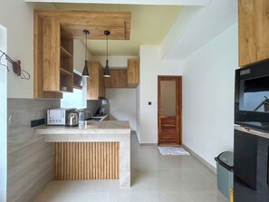 冷蔵庫、電子レンジ、電気ポット