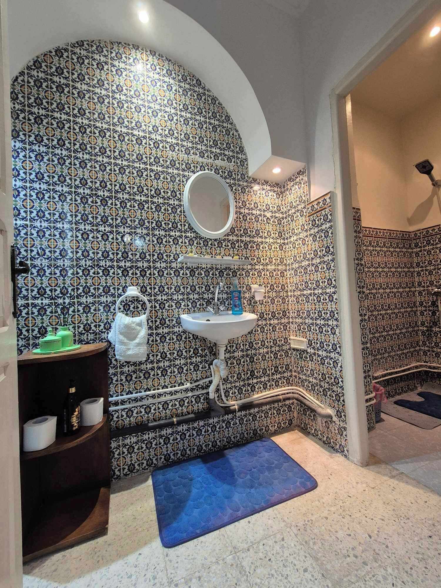 Ducha, secador de pelo, bidet, toallas