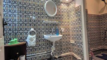 Ducha, secador de pelo, bidet, toallas