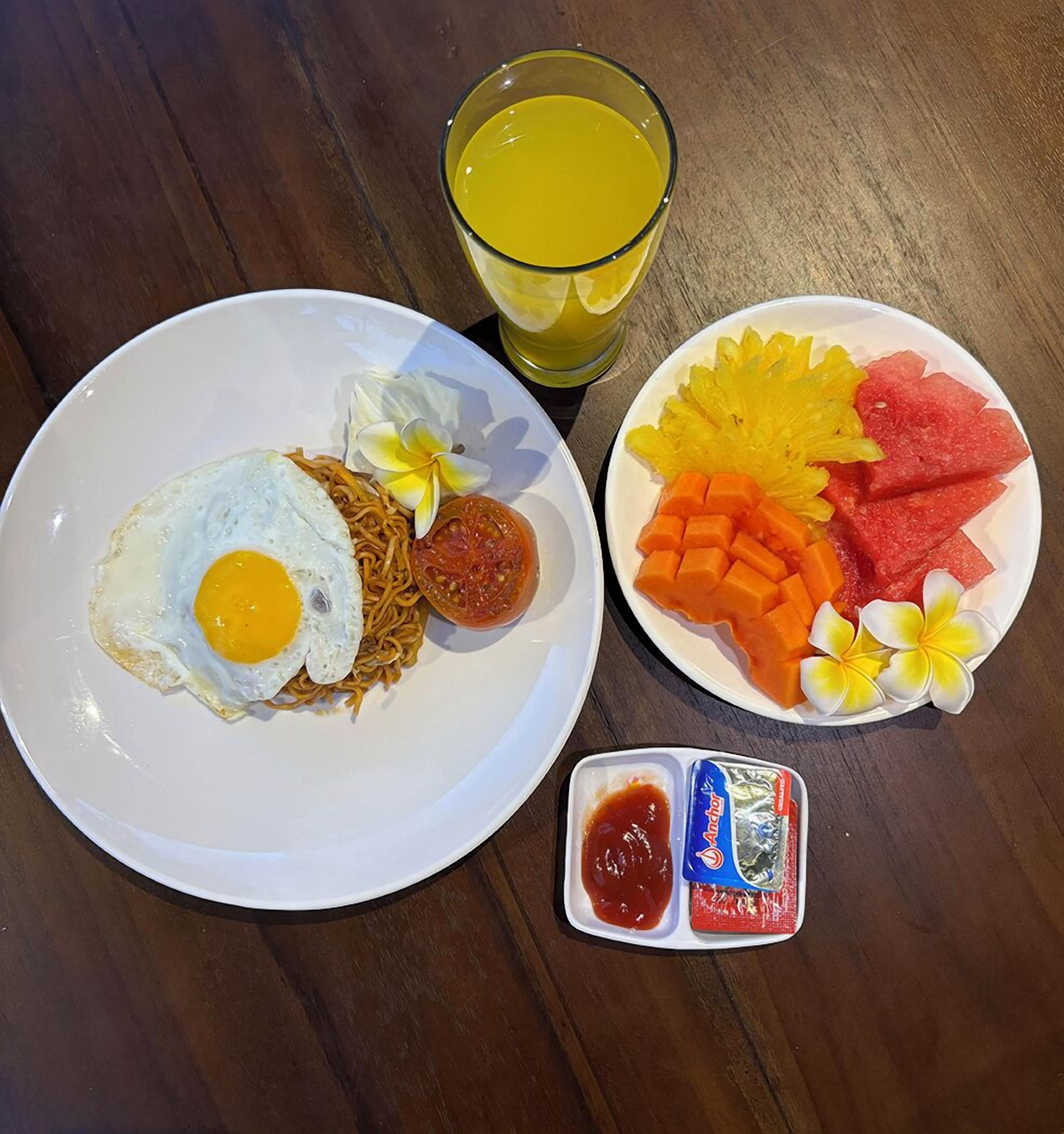 Full breakfast for a fee on weekends