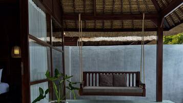 Executive Room, 1 King Bed, Beach View | Terrace/patio