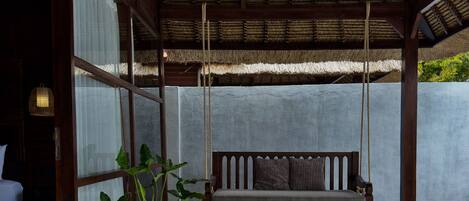 Executive Room, 1 King Bed, Beach View | Terrace/patio