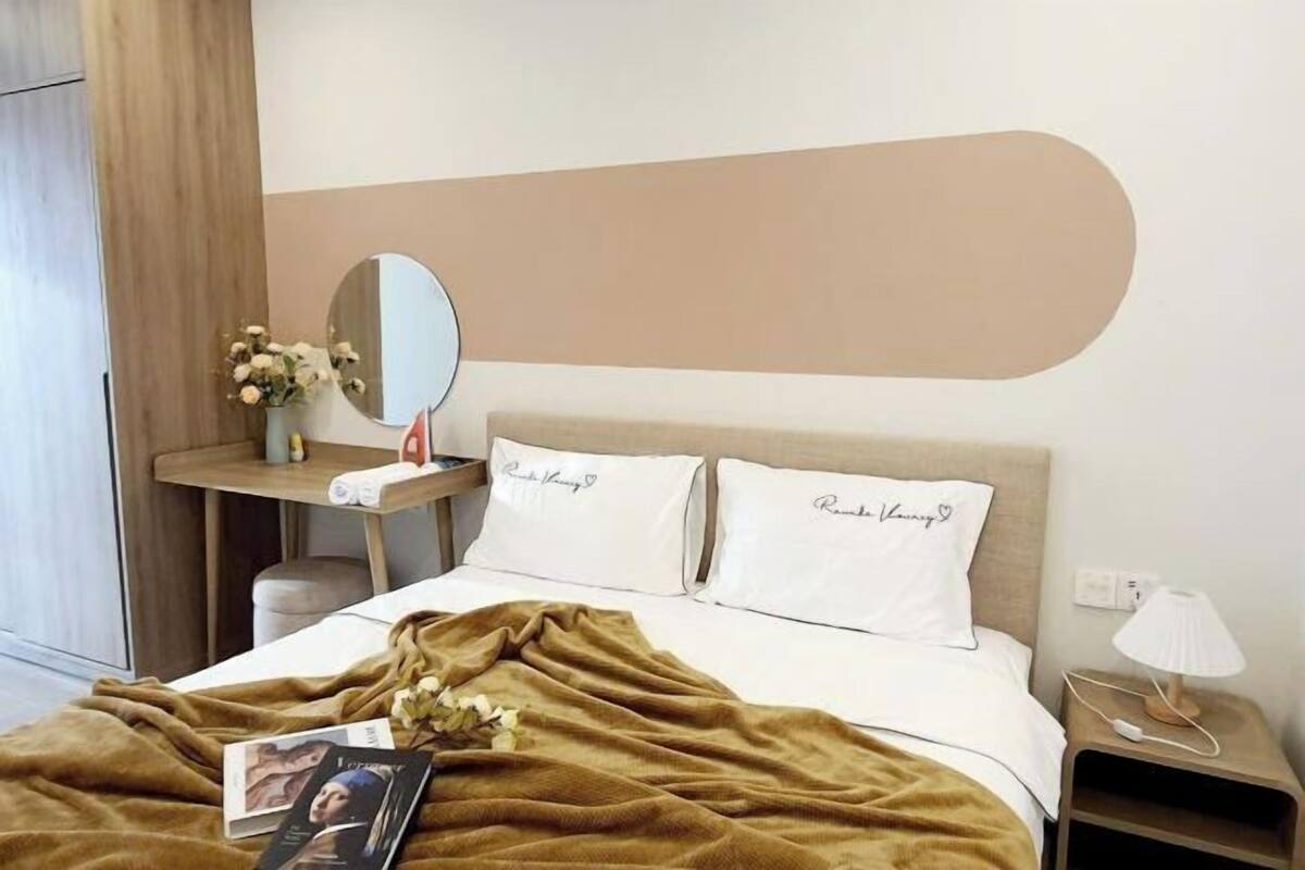 Egyptian cotton sheets, premium bedding, pillow-top beds, desk