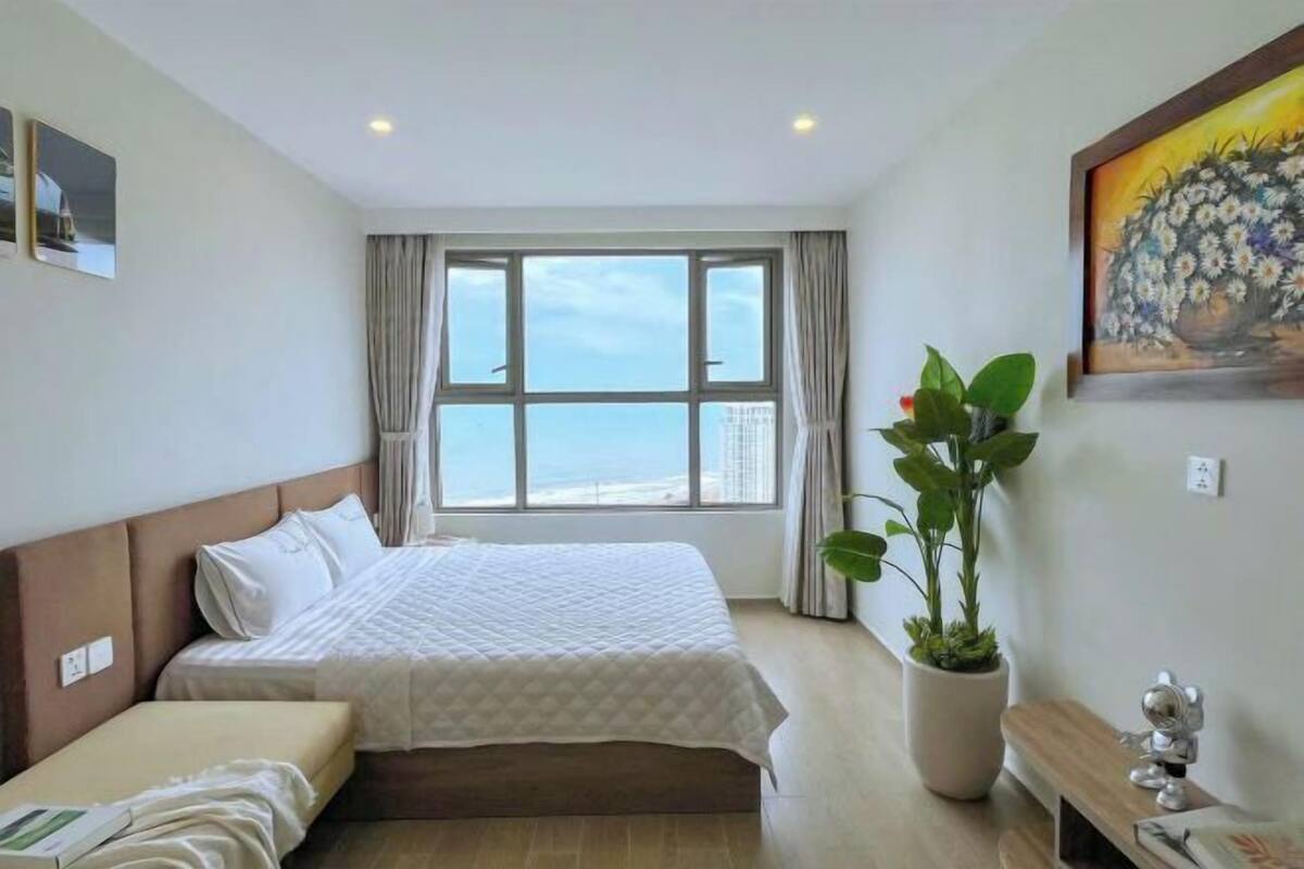 Egyptian cotton sheets, premium bedding, pillow-top beds, desk