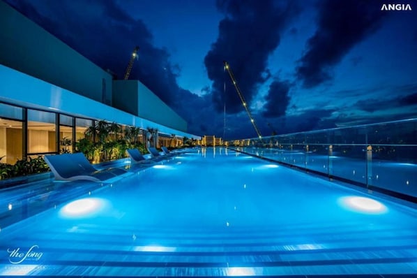 2 outdoor pools