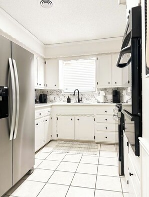 冷蔵庫、電子レンジ、オーブン、コンロ