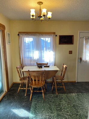 Dining - Delightful 3-bedroom COZY ROOMY  house  in Beautiful Powell WYOMING with WiFi ! (Powell)