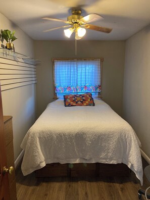 3 bedrooms, desk, iron/ironing board, travel cot - Delightful 3-bedroom COZY ROOMY  house  in Beautiful Powell WYOMING with WiFi ! (Powell)