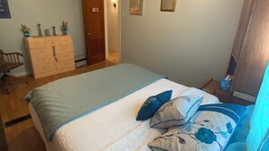 3 bedrooms, desk, iron/ironing board, travel crib