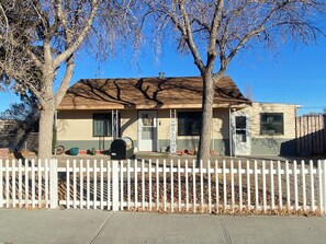 A single-story house with a front porch, a mailbox, and a 'WELCOME' sign. - Delightful 3-bedroom COZY ROOMY  house  in Beautiful Powell WYOMING with WiFi ! (Powell)