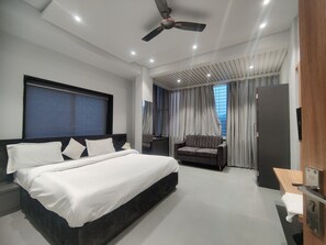 Free WiFi, bed sheets - Hotel Mountain View (Nashik)