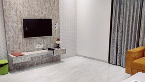 Panoramic Double Room | Living area - Hotel Mountain View (Nashik)