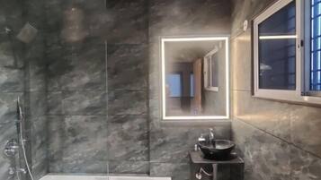 Deluxe Apartment | Bathroom