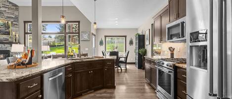 冷蔵庫、電子レンジ、オーブン、コンロ