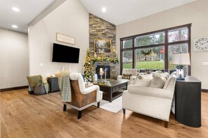 Smart TV, fireplace, ping pong, books