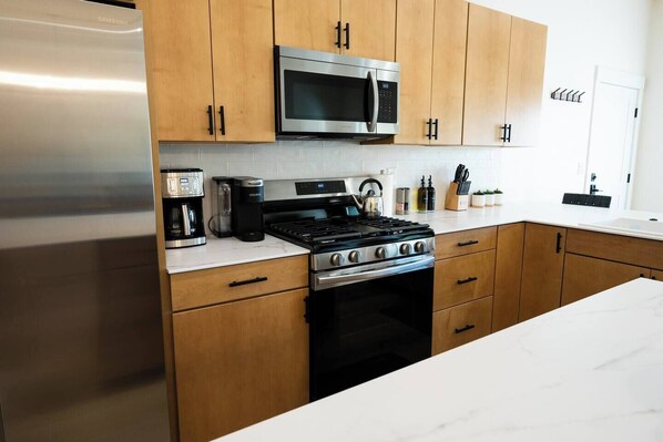 Kühlschrank, Mikrowelle, Ofen, Herdplatte