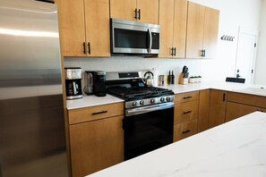 Refrigerador, microondas, horno y parrilla de estufa