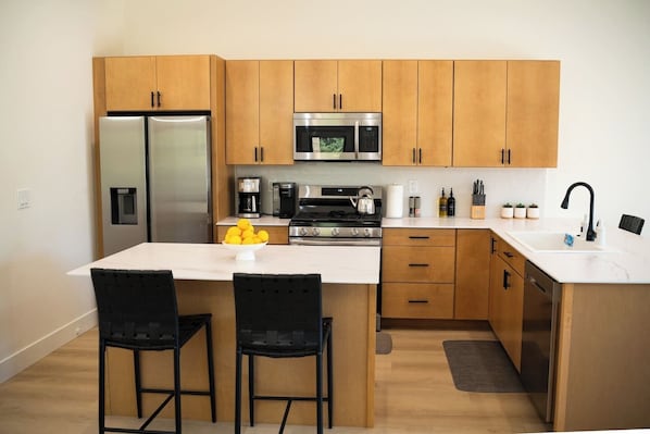 Refrigerador, microondas, horno y parrilla de estufa