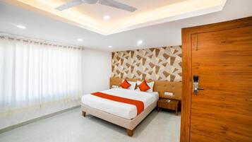 Premium Room | Egyptian cotton sheets, premium bedding, desk, laptop workspace