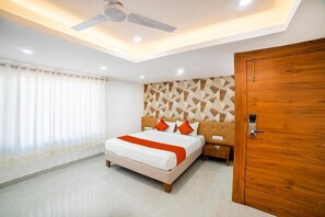 Premium Room | Egyptian cotton sheets, premium bedding, desk, laptop workspace - The Byke Business - Chandigarh House (Bhopal)