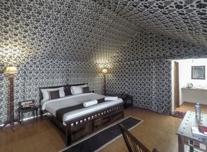 Tente luxueuse | Literie de qualité, lit avec matelas en mousse à mémoire, bureau