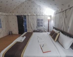 Kahden hengen royal-huone | Ylelliset vuodevaatteet, memory foam -patjalliset sängyt, työpöytä