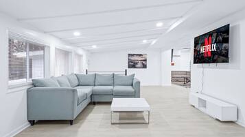 Una Smart TV, una chimenea, videojuegos, un futbolín