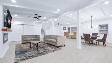 Smart TV, chimenea, videojuegos y futbolito